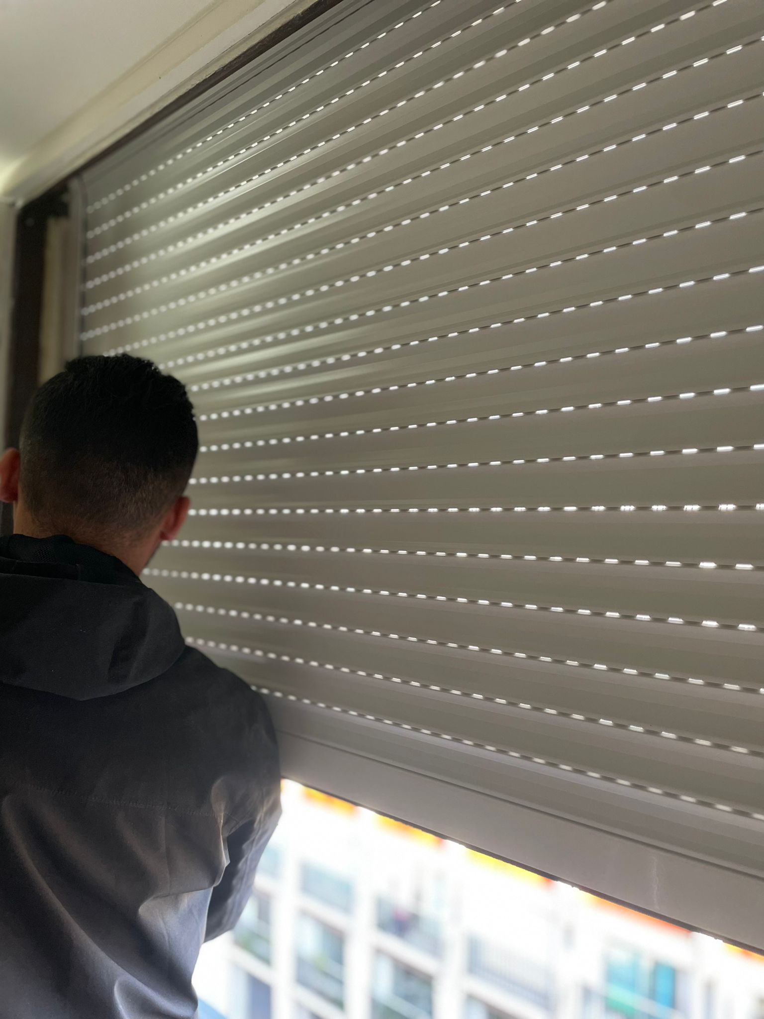 Volet roulant en aluminium sur une façade, réparé par nos artisans en Seine-et-Marne